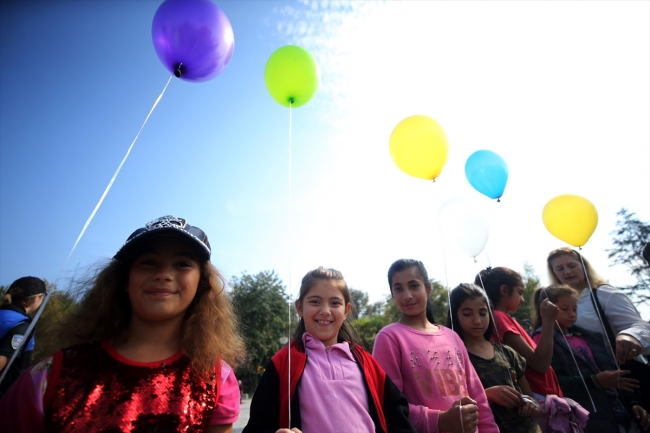 Düzce'de 95 kız çocuğu rengarenk dilek balonlarını gökyüzüne bıraktı